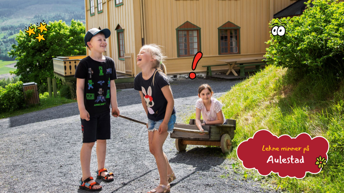 Barn leker med en gammel kjerre utenfor Aulestad. Teksten "Lekne minner på Aulestad" og morsomme symboler.